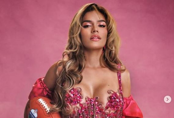 Karol G aterriza en Brasil para su debut en la música al medio tiempo de la NFL