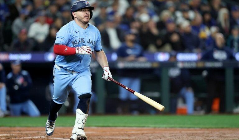 Azulejos despierta y vapulea a Marineros en el tercero de la Serie de Campeonato