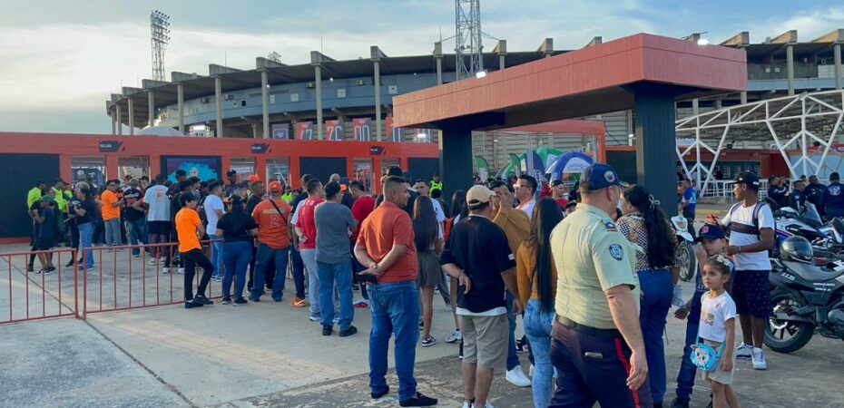 ¡Se siente la emoción! La fanaticada llega al Luis Aparicio "El Grande" para disfrutar del primer duelo de Águilas
