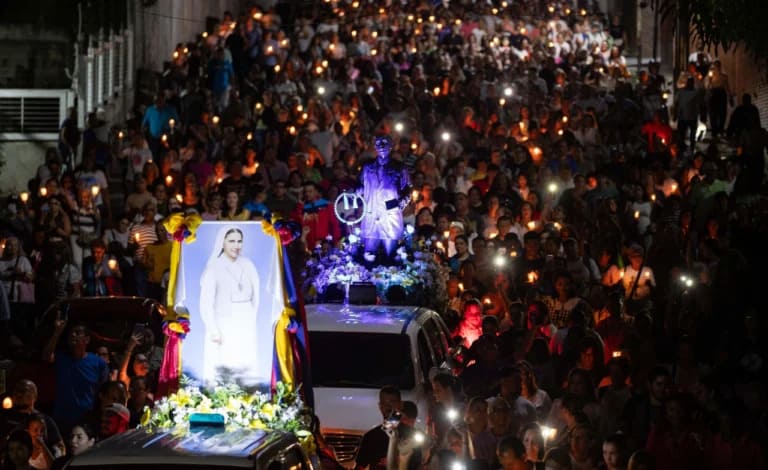 Así fue la procesión nocturna del #4Oct por José Gregorio Hernández y Carmen Rendiles