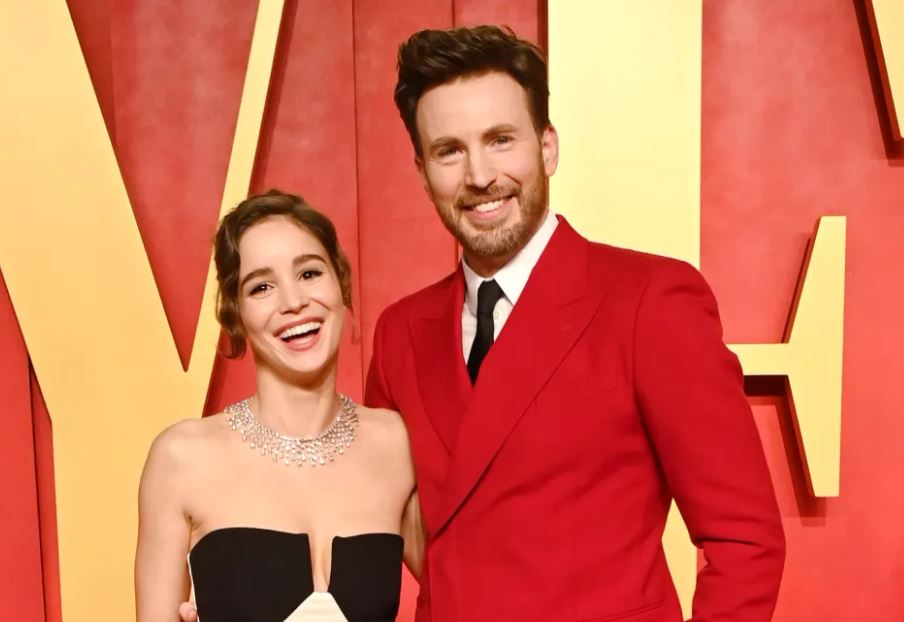 Chris Evans y su esposa Alba Baptista se convirtieron en padres por primera vez