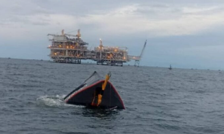 Tres pescadores rescatados y dos desaparecidos al hundirse una embarcación en el Lago de Maracaibo