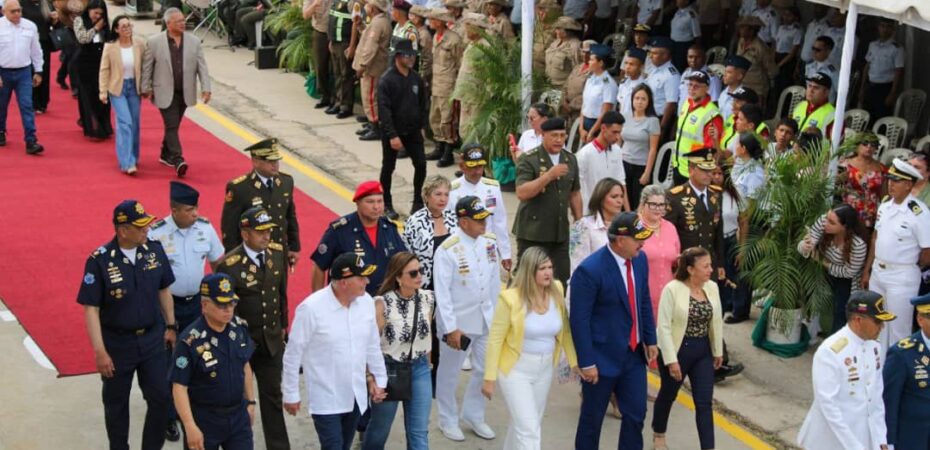 El Buque Simón Bolívar homenajea a La Chinita en Maracaibo y recibe distinciones navales