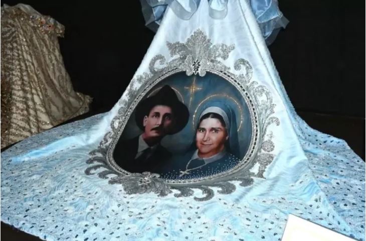 El manto blanco con las imágenes de los dos santos que luce la Chinita en su día es creación de Douglas Tapia