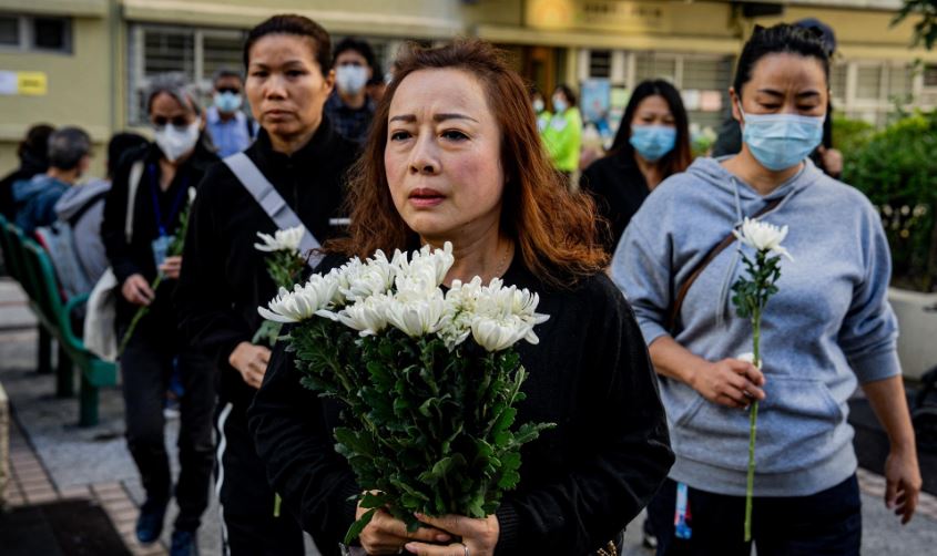 Encuentran ilesas a 144 personas que estaban desaparecidas tras incendio mientras que inician periodo de tres días de duelo en Hong Kong
