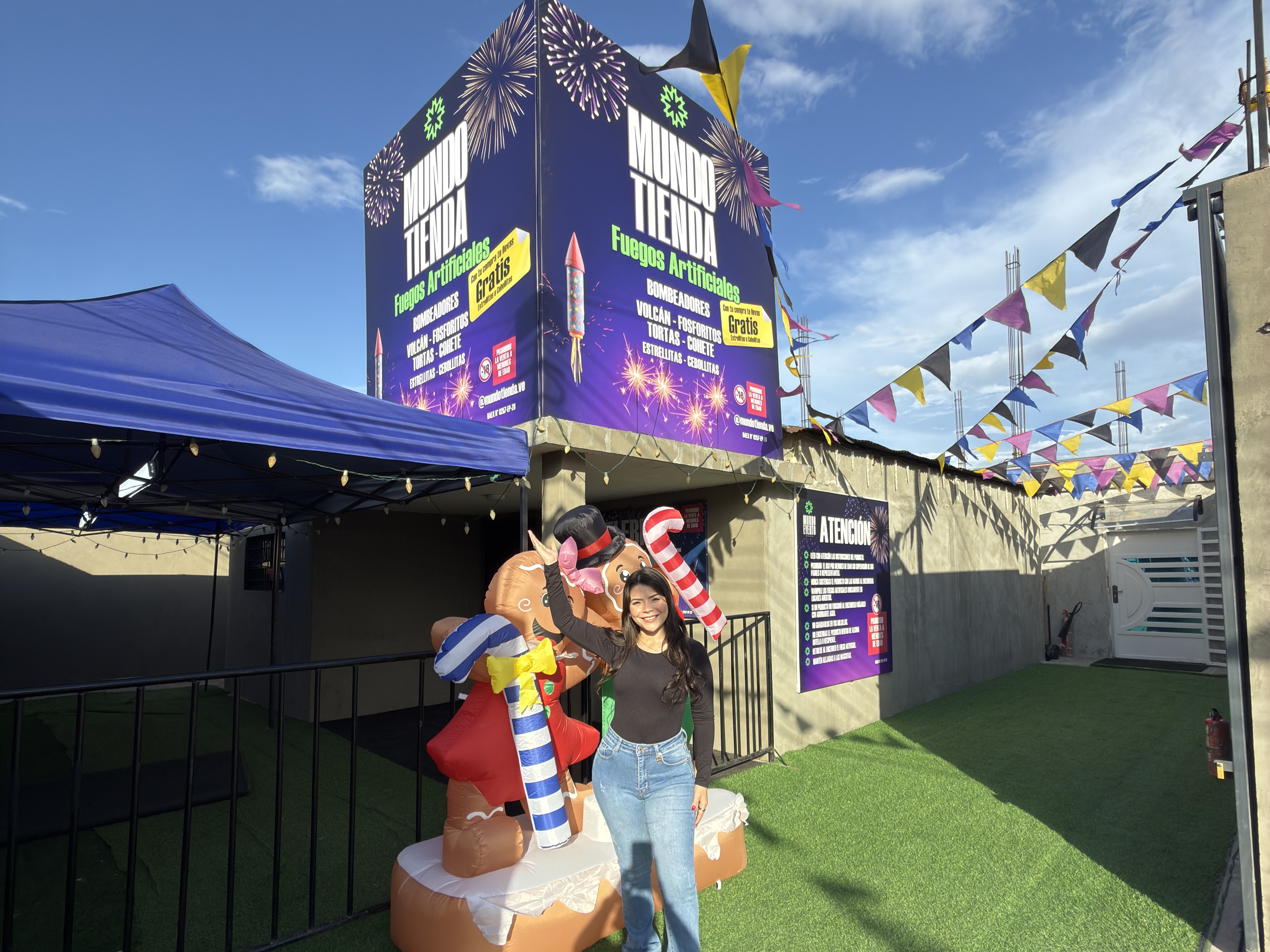 Mundo tienda, seguridad y diversión con su variedad en fuegos artificiales.