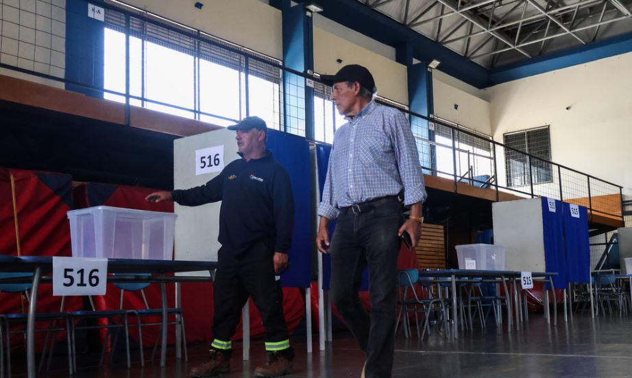 Abren las urnas para la segunda vuelta de las presidenciales de Chile