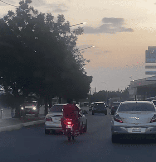 Imprudencia total: Motorizados transitan sin casco en la C-1, violando normativa vigente