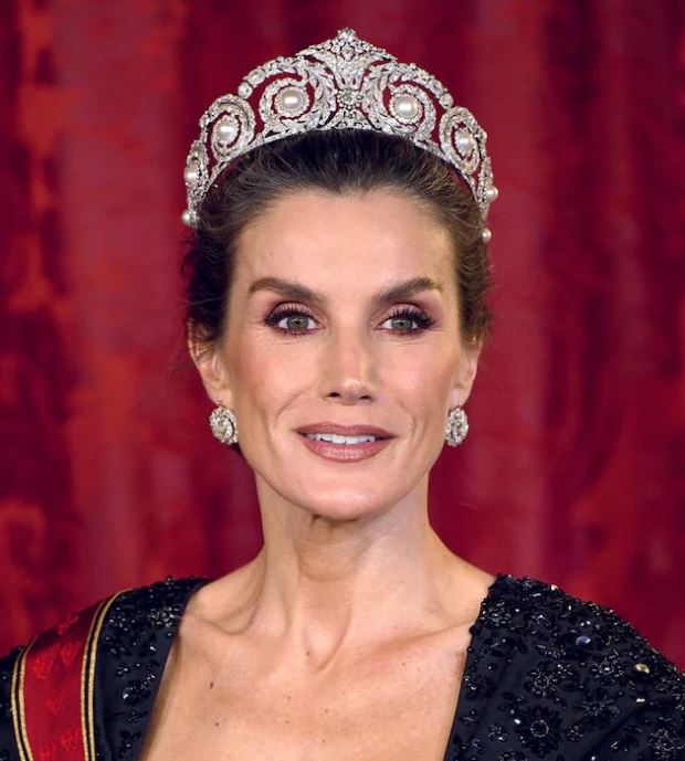 "Es moderna a la vez que elegante y sabe cómo arriesgar sin excederse": Expertos analizan los looks de gala de la reina Letizia en 2025