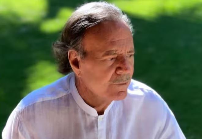 Defensa de Julio Iglesias pide archivar la investigación contra él en España y detener el daño reputacional