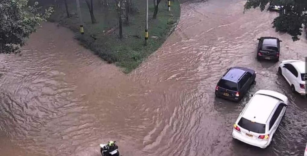 Calles y locales inundados, árboles caídos y una tormenta eléctrica dejaron las precipitaciones en Medellín