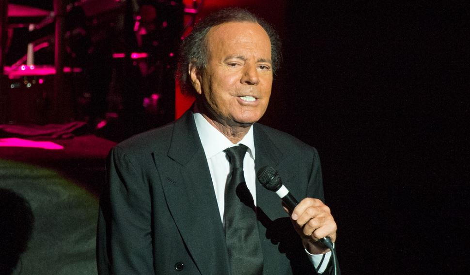 Escándalo: Extrabajadoras de Julio Iglesias le acusan de agresiones sexuales y acoso laboral