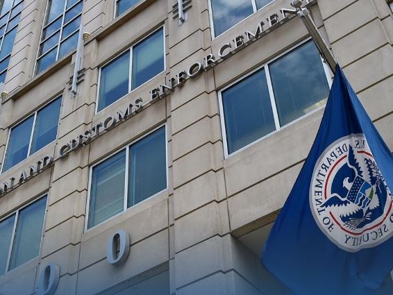 Senadores demócratas bloquearán fondos para inmigración por muerte de hombre en Minneapolis