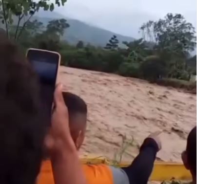 Reportan crecida de río arenoso entre Arapuey y Caja Seca: Autoridades hicieron cierre preventivo de la vía