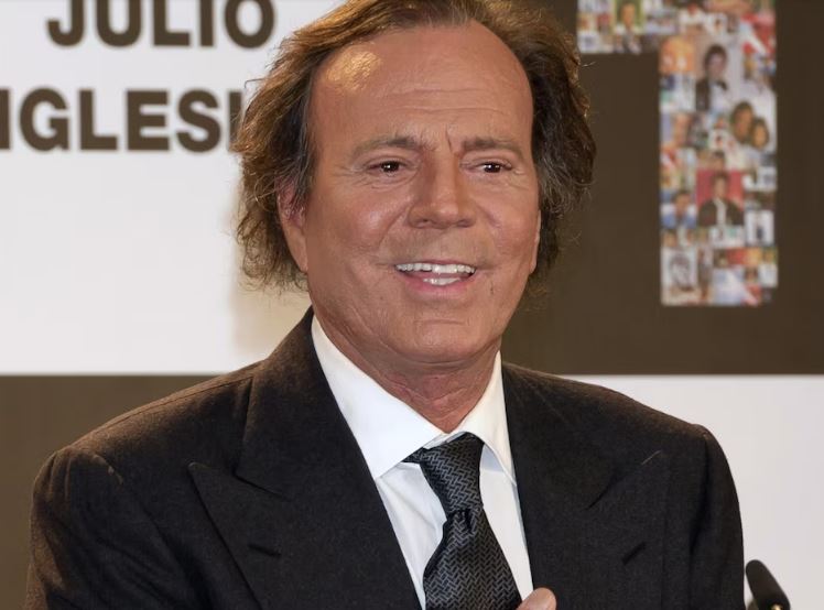 Julio Iglesias bajo la lupa del Ministerio de Exteriores: Abren una inspección tras la polémica