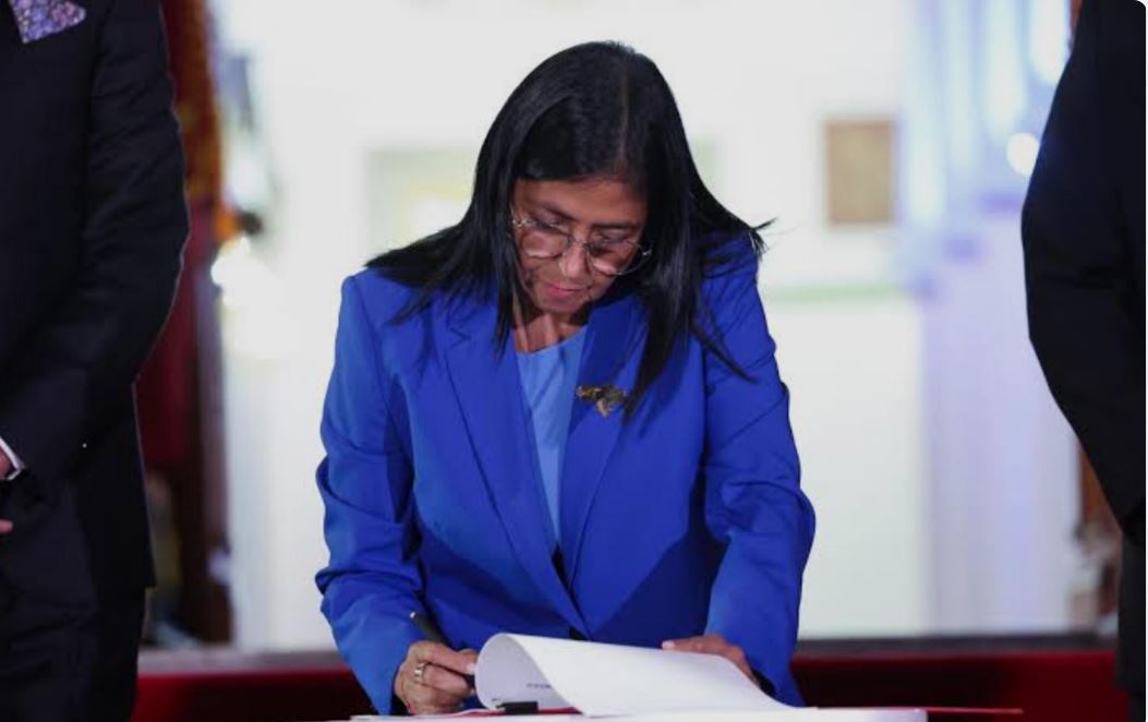 Delcy Rodríguez en la firma de la emblemática Ley de Amnistía