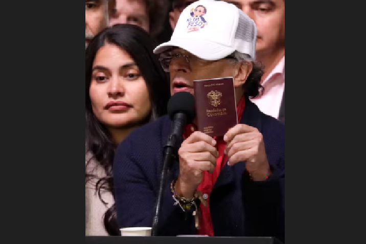 Gustavo Petro presentó el nuevo diseño del pasaporte colombiano