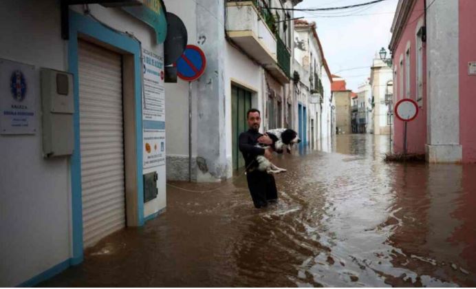 Más de un millar de evacuados por inundaciones y deslizamientos de tierra en Portugal