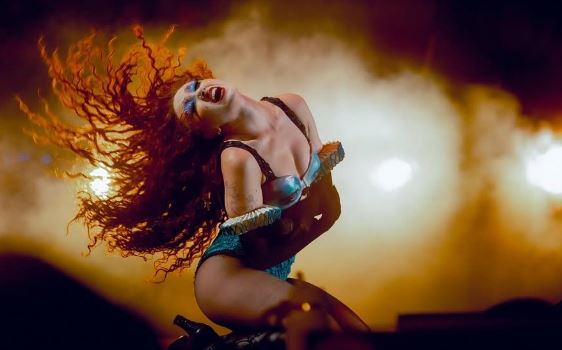 La cantante Chappell Roan desató la euforia en redes sociales: "Te amo, Venezuela" durante concierto en Argentina