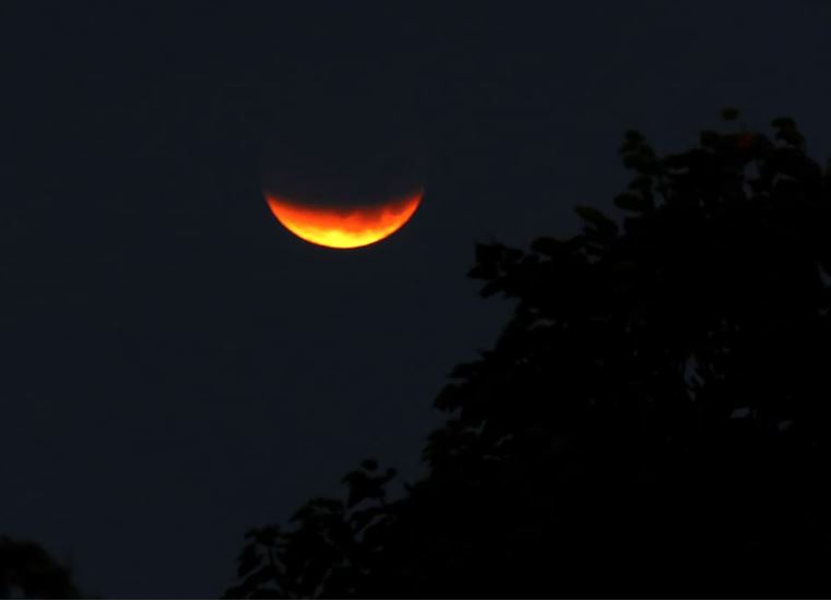 El breve reencuentro cuando la Tierra envolvió a la Luna en una sombra carmesí
