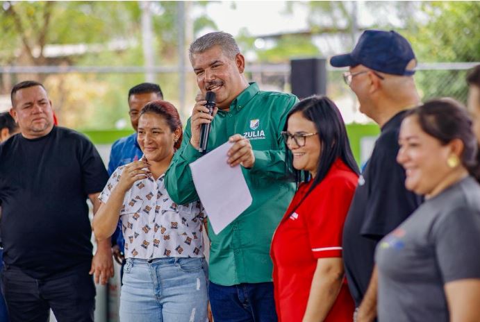 Gobernador Luis Caldera entrega financiamiento a proyectos y cilindros a comunas en Rosario de Perijá