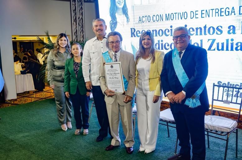 Gobernador del Zulia otorgó órdenes Humberto Fernández Morán y Lago de Maracaibo a médicos destacados