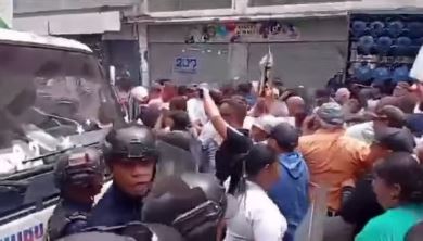 ¡Rompieron el cerco! Gremios y estudiantes lograron entregar reclamos salariales en la AN