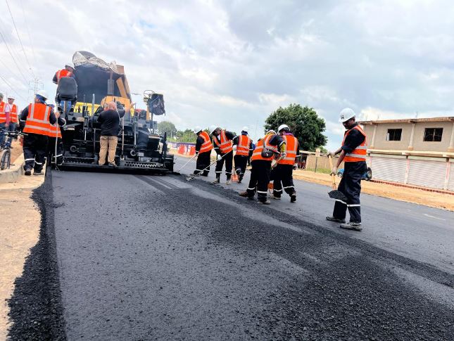 Gobierno regional aplica cinco mil toneladas de asfalto en caliente tipo III en el corredor vial Hugo Chávez Frías