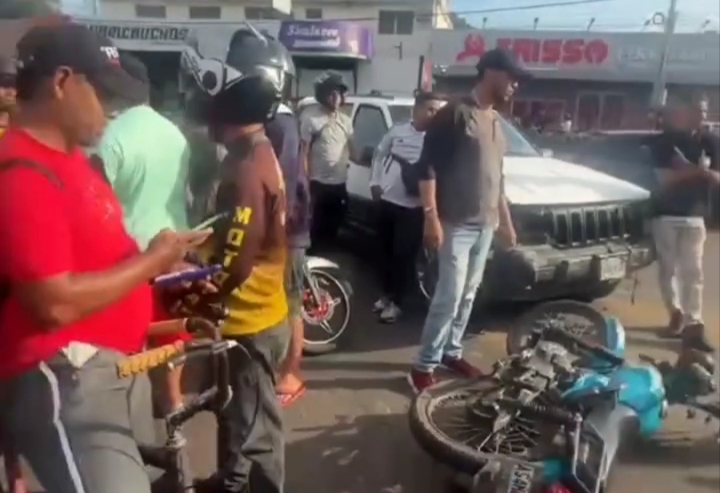 Múltiple colisión en la avenida La Limpia deja dos motorizados heridos