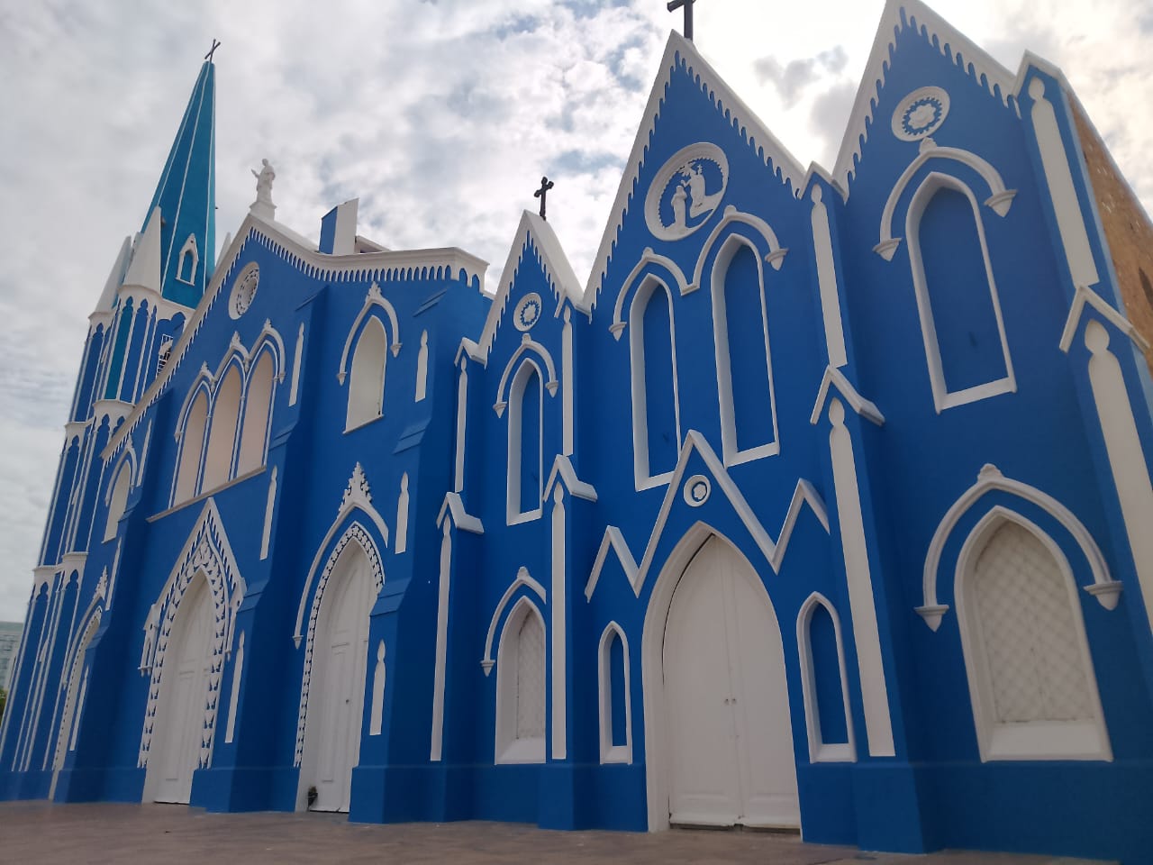 ¿ Por qué la iglesia Santa Bárbara siempre la pintan de azul celeste?