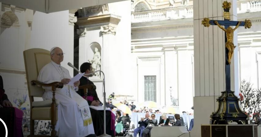 El papa León XIV preside vigilia de oración por la paz