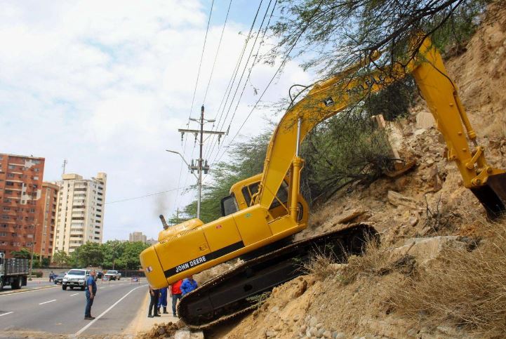 Alcaldía de Maracaibo despejó escombros en cerros de la avenida El Milagro