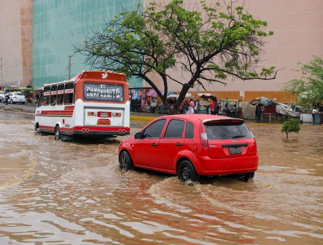 Lluvia torrencial de tres horas en Maracaibo acumuló el agua correspondiente a un mes: Protección Civil