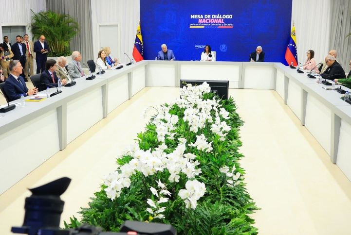 Presidenta (E) Delcy Rodríguez en la mesa de diálogo nacional para los consensos laborales y sociales: "Los estoy llamando a construir un futuro de verdad"