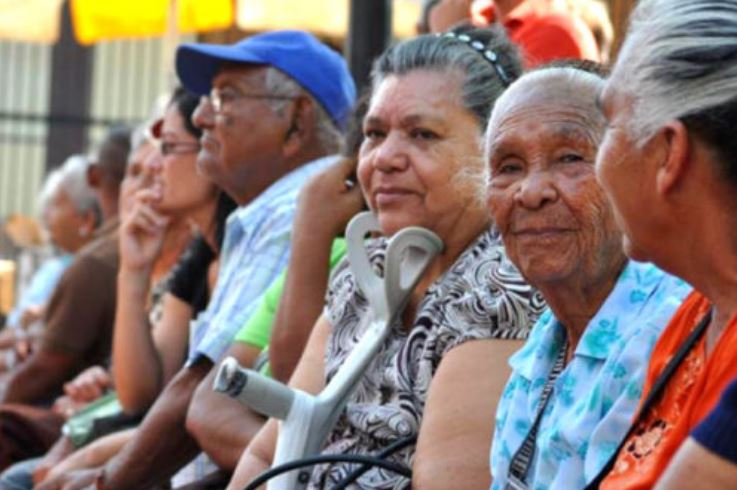 Cerca de 380 mil adultos mayores viven solos en el país, según Convite