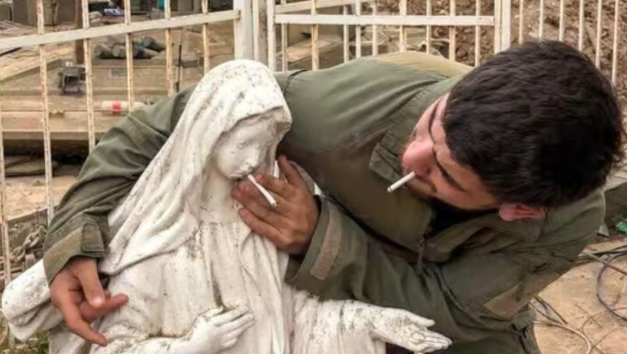 Le da la vuelta al mundo: Soldado israelí coloca un cigarrillo en la boca de estatua de la Virgen María
