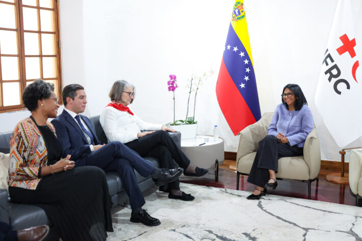 Delcy Rodríguez recibe a la presidenta de la Federación Internacional de la Cruz Roja para fortalecer la cooperación humanitaria
