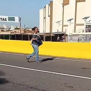 ¡MI PRINCESA, POR QUÉ lo hacéis de esa forma!: Creador de contenido concientiza a transeúntes para que utilicen el paso peatonal de Bazar y orienta a una señora que cruza fuera del rayado