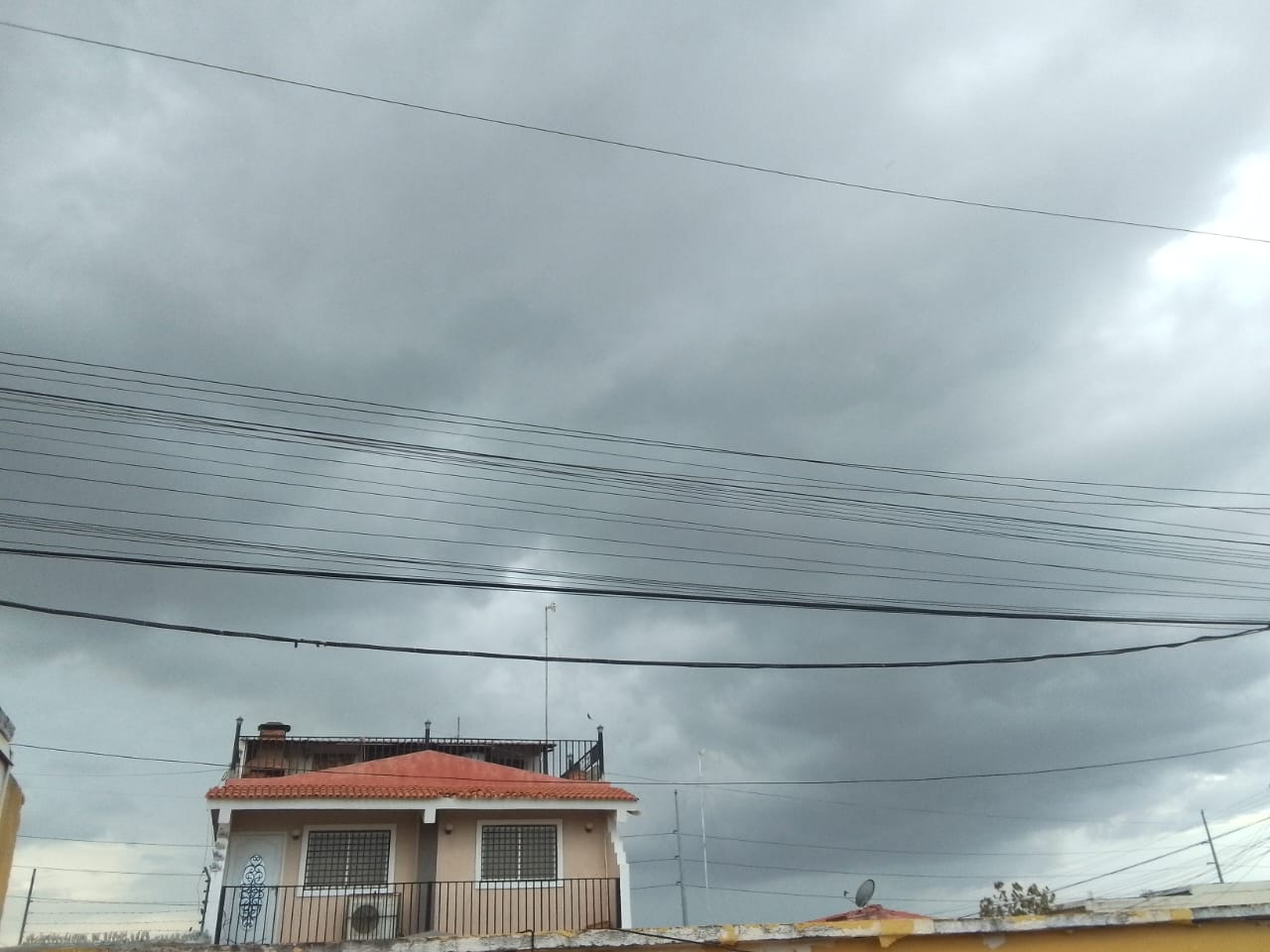 Reportan temporal con fuertes vientos y densa nubosidad en Maracaibo y San Francisco
