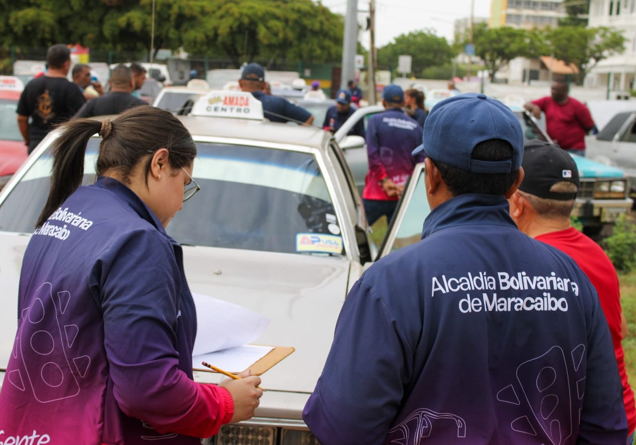 Alcaldía de Maracaibo formaliza a transportistas con la colocación de códigos QR