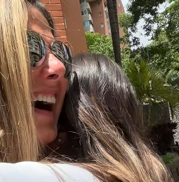 Inés María Calero aterrizó de sorpresa en Venezuela y hace llorar a todos junto a su hija Estefanía Moly