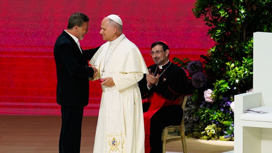 Antonio Banderas habló de la IA y el arte ante el papa León: Los calificó como "El hechizo de Dios"