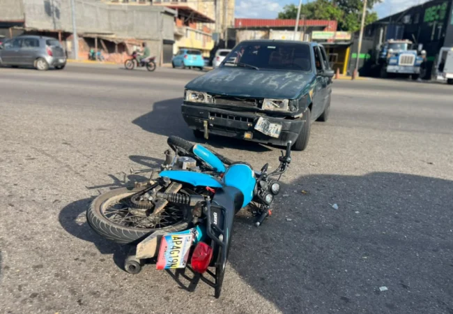 Dos heridos dejó colisión entre una moto y un vehículo frente al Hospital Central de Maracaibo