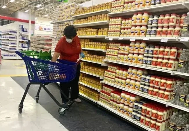 Del carrito lleno a lo "menudeo": La inflación se "llevó en los cachos" el presupuesto quincenal familiar