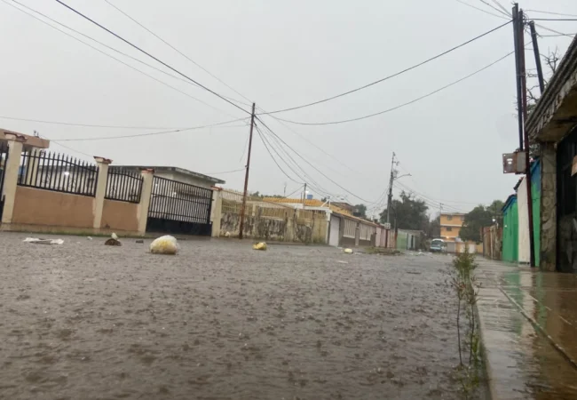 Maracaibo amanece bajo un fuerte aguacero, truenos y fallas eléctricas este domingo 20-Sept