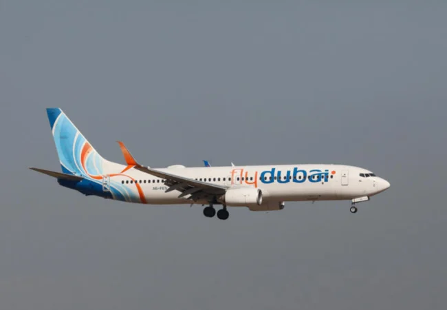 Vuelo de Dubái a Tel Aviv aterriza de emergencia en Arabia Saudí tras brutal altercado en cabina (Imágenes impactantes)