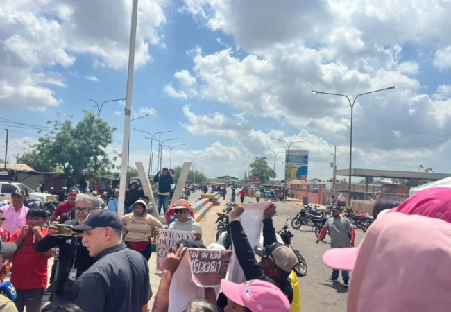 Cierran el paso fronterizo en "La Raya": Familiares e indígenas instalan toldos y pancartas exigiendo la liberación de Wilney Delgado