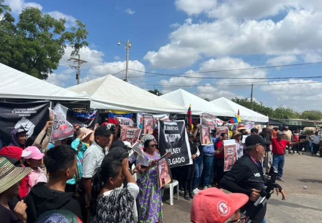 Cierran el paso fronterizo en "La Raya": Familiares e indígenas instalan toldos y pancartas exigiendo la liberación de Wilney Delgado