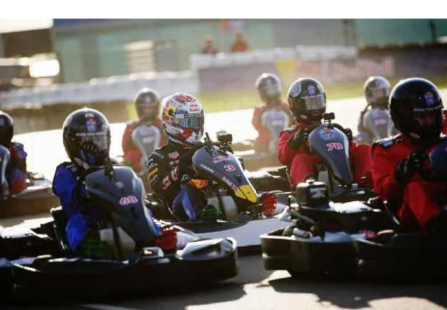 Max Verstappen completa una hazaña inédita al remontar y superar a 100 pilotos de karts en Silverstone