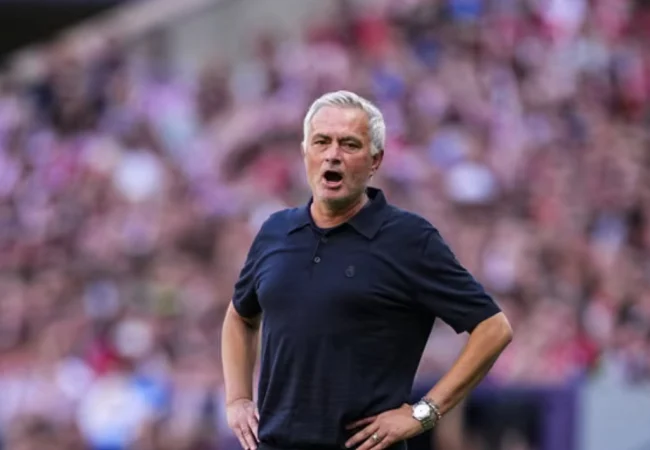 Mourinho explota contra el arbitraje tras la derrota en el Derbi: "No ha podido con la presión"